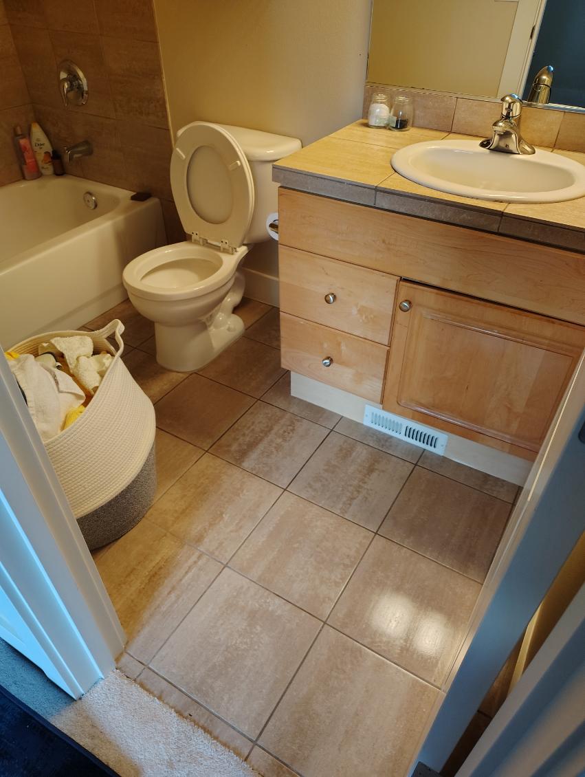 Image of  clean bathroom to help illustrate summer House cleaning checklist